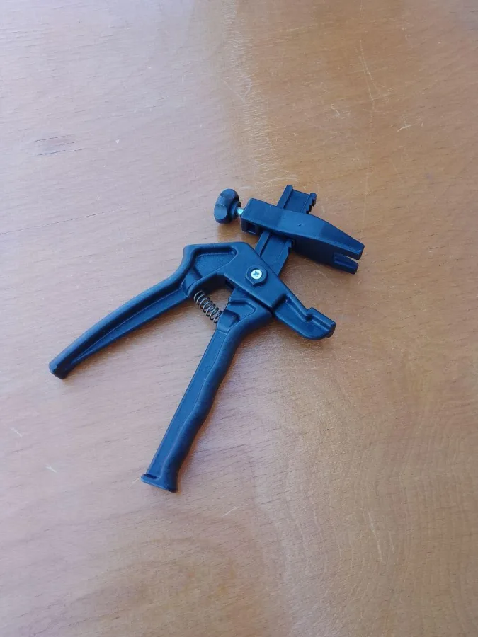 Tool for SVP (gun for steel plumbing profiles), plastic body