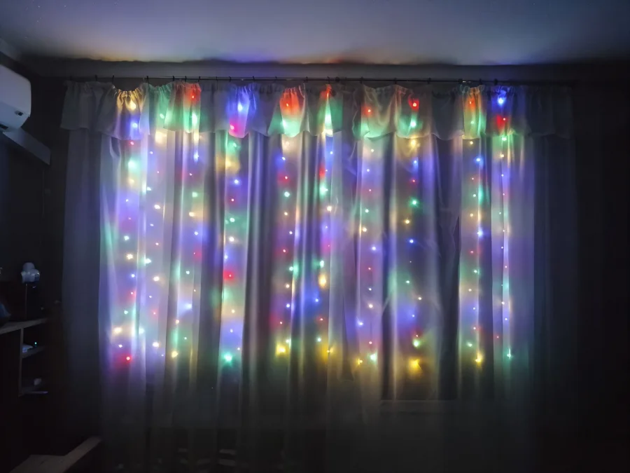Lichtervorhang 2x1,5 m, 150 LED, mehrfarbig, "LED-Tropfen" über USB, 8 Modi + Fernbedienung